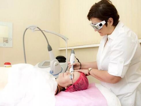 Die Kosmetikerin führt das Laserverjüngungsverfahren durch