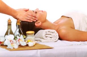 Massage mit Ölen zur Hautverjüngung